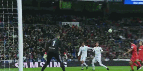 差一点,c罗凌空射门击中立柱