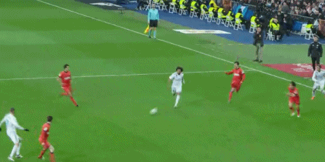 比赛第40分钟,马塞洛得球后推进突入禁区随后横传,阿森西奥包抄时受到