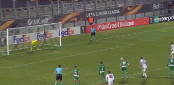 第63分钟,库特罗内带球突入禁区后摔倒,裁判判罚点球,r罗操刀主罚命中