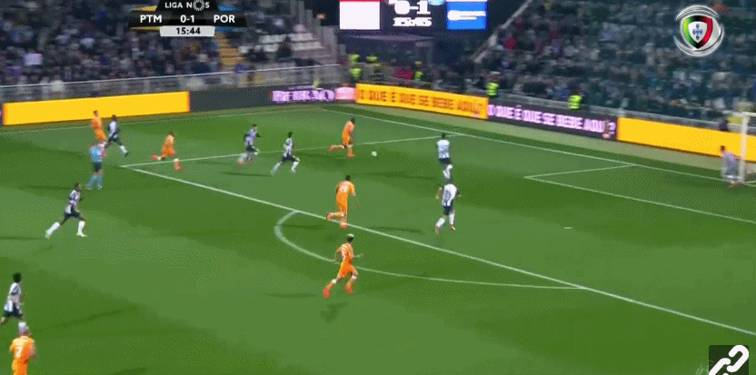 虽然是一位右脚球员,但客串左闸的达洛特,还是