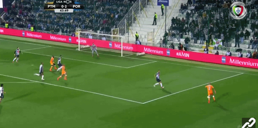 虽然是一位右脚球员,但客串左闸的达洛特,还是