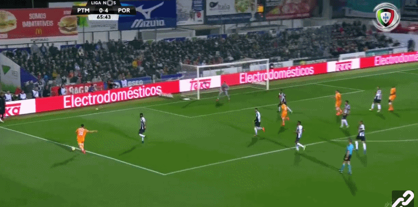 虽然是一位右脚球员,但客串左闸的达洛特,还是拿出了很好的表现.