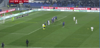 比赛第97分钟,恰尔汗奥卢远距离任意球打门质量极高,皮球划出一道弧线