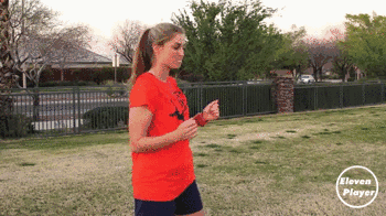 足球技巧:如何使用胸部控制停球方向?