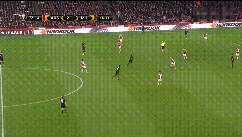 gif:米兰一次来之不易的进攻,因为边路球员停球失误而终结