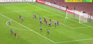 视野脚法皆为上乘,苏亚雷斯反击中妙传卡瓦尼