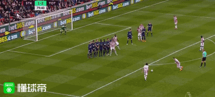 沙奇里任意球直接攻门,皮球击中门框弹出.