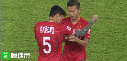 赛前黄博文为张琳芃缠胶带                  