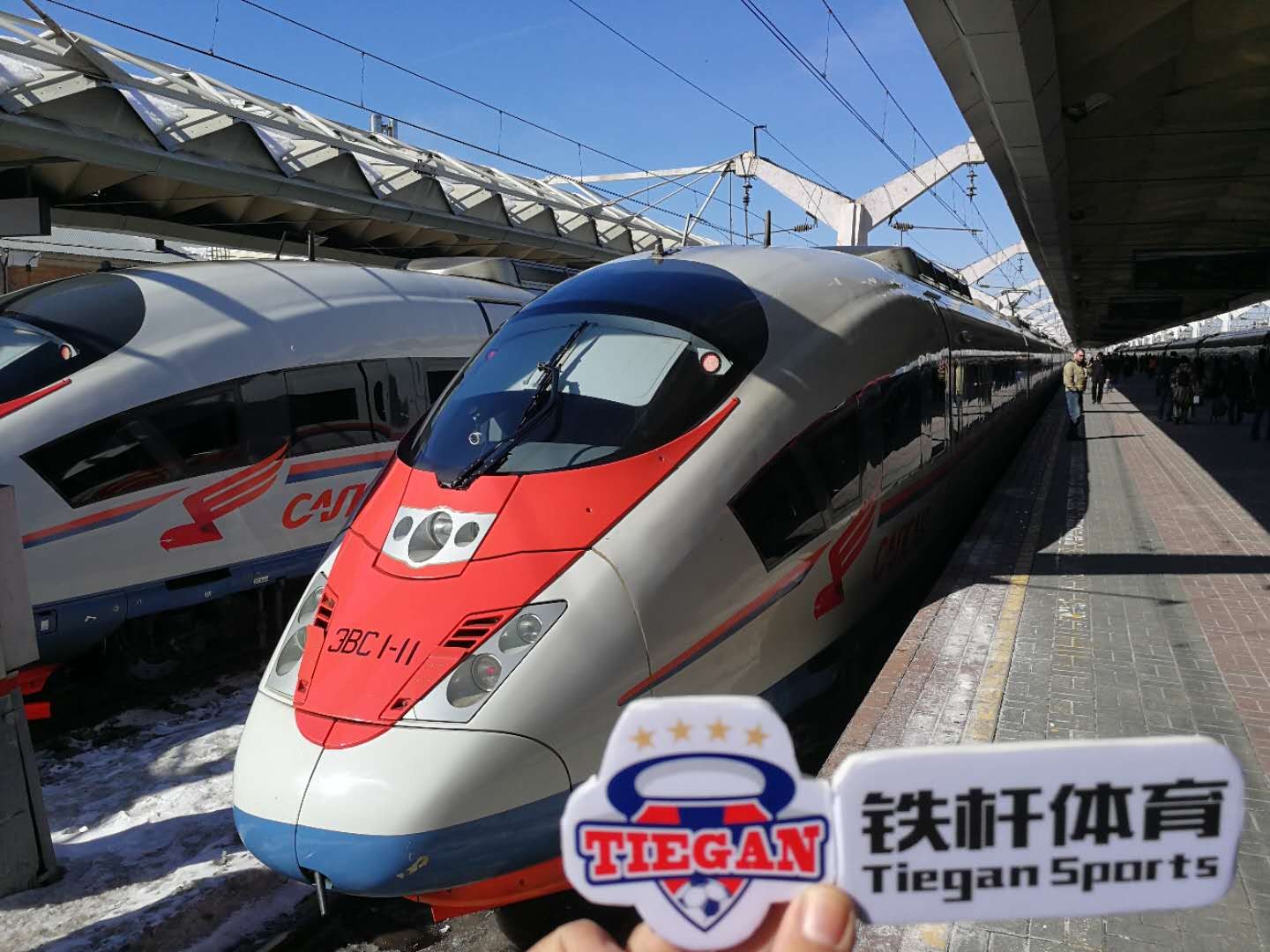 为了让球迷有更好的世界杯朝圣体验,铁杆派出了世界杯先遣小分队提前抵达俄罗斯,提前踩点,安排好百人团的一切,给球迷一次完美的世界杯朝圣体验! 3月29日,收拾行囊,从北京到莫斯科,背负着进两百位铁杆的世界杯梦想! 莫斯科当地时间下午,抵达莫斯科机场。中俄关系看样的确不错,到处都是中文,原本准备的各种肢体语言也省了。