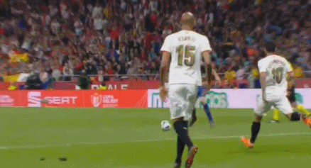 颇具威胁,布斯克茨远射稍稍偏出