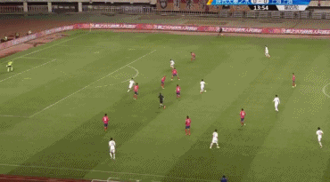 武磊完成二过一后形成单刀,宋振瑜成功化解险情