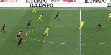 第65分钟,沙拉维得球后从左侧一路奔袭50多米后杀入禁区,以一敌三将球