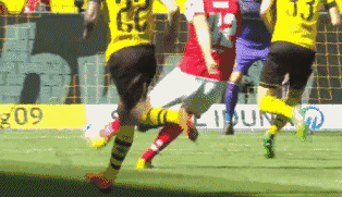 因为此前和鲍库有过一次冲撞受伤无法坚持,被施梅尔策替换下场