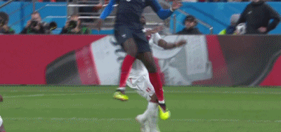 表情无辜,博格巴被出示黄牌后很惊愕