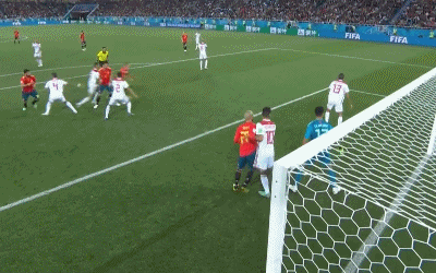 无人盯防,布斯克茨头球攻门高出