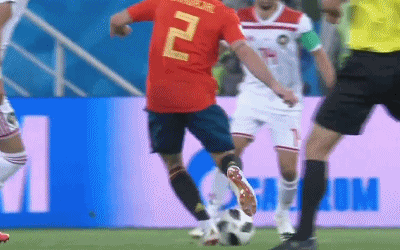 皮克胳膊被球打中,裁判示意比赛继续