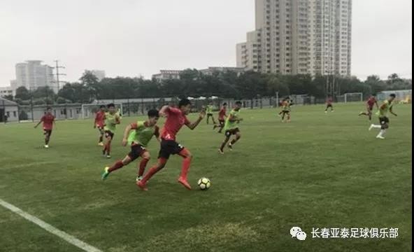 7月6日,由中国足协主办的2018年男足U15红黄蓝选拔赛将在秦皇岛拉开战幕。长春亚泰U15队作为黄队参加此次赛事,他们将在两轮比赛中先后过招国足U15队及广州恒大U15队。 亚泰U15队在秦皇岛积极备战 2018年2月13日,《中国足球协会青少年国家集训队参加国际赛事选拔办法(征求意见稿)》发布,中国足协从2018年起组建U15年龄段国家男足集训队,并设红、黄、蓝三支队伍。红队为U15优秀球员集训队,黄队和蓝队则为上年度该年龄段联赛的冠军及亚军。由于亚泰U15队在2017年获得联赛冠军,因此作为红队参
