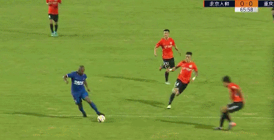 塞巴禁区内被万厚良推倒,裁判没有判罚点球