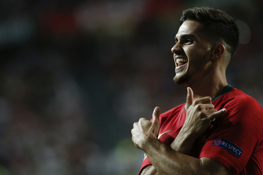 塞维利亚的体育总监公开确认,他们想要从ac米兰手中买断安德烈-席尔瓦