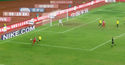     塞巴传中,卡尔德克头球攻门高