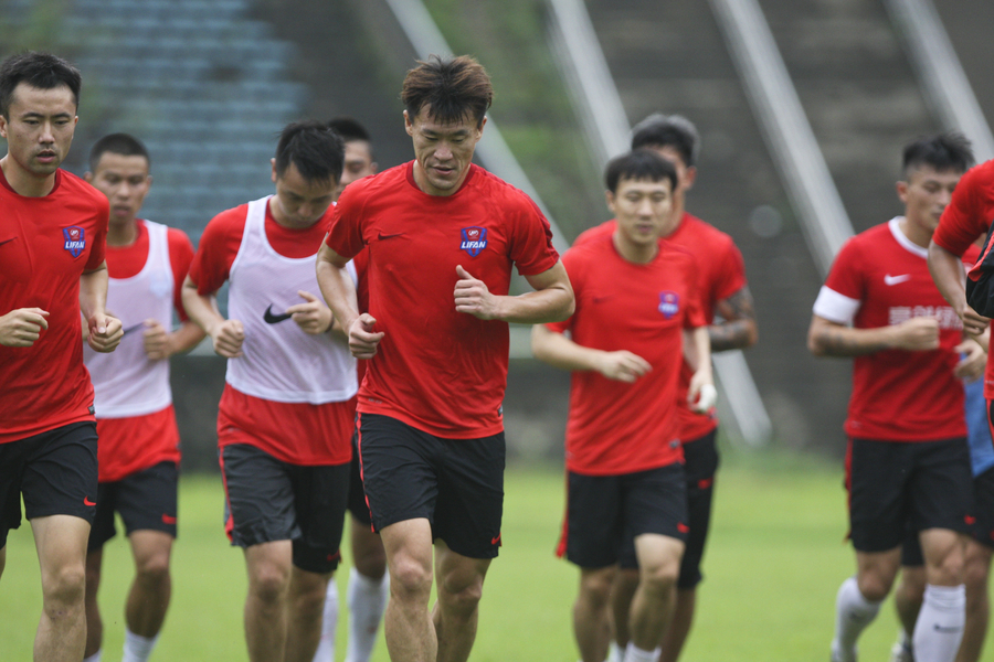 重庆力帆队长王栋在训练中.