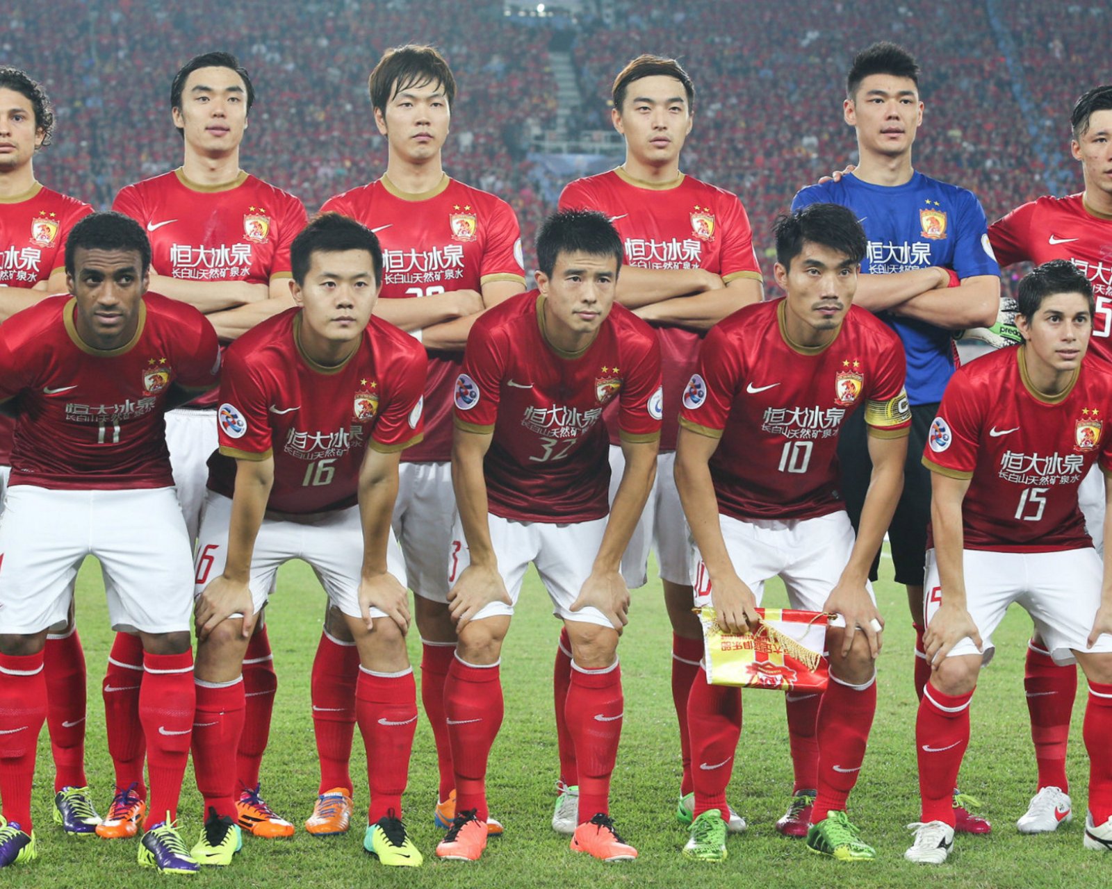 图集:恒大球员赛后谢场,郑智,金英权等人低头不语