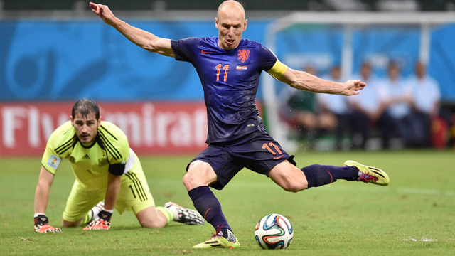 再次面对罗本,33岁的卡西已力不从心 2014年夏天的巴西,奥乔亚