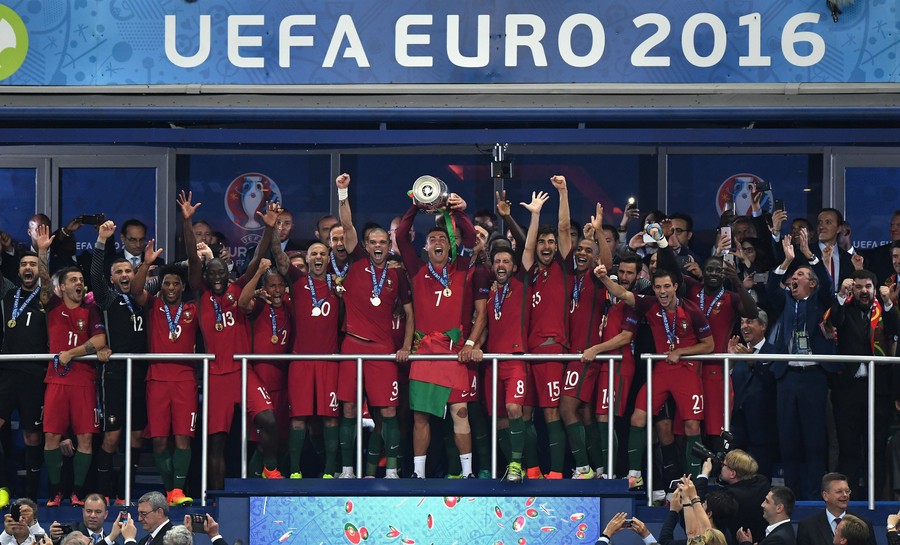 00,欧洲杯决赛在法兰西大球场打响,东道主法国队与葡萄牙队迎来最后的