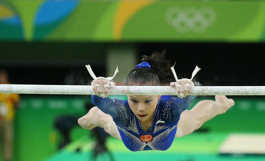 在刚刚结束的里约奥运女子高低杠决赛中,中国选手商春松在几乎完美