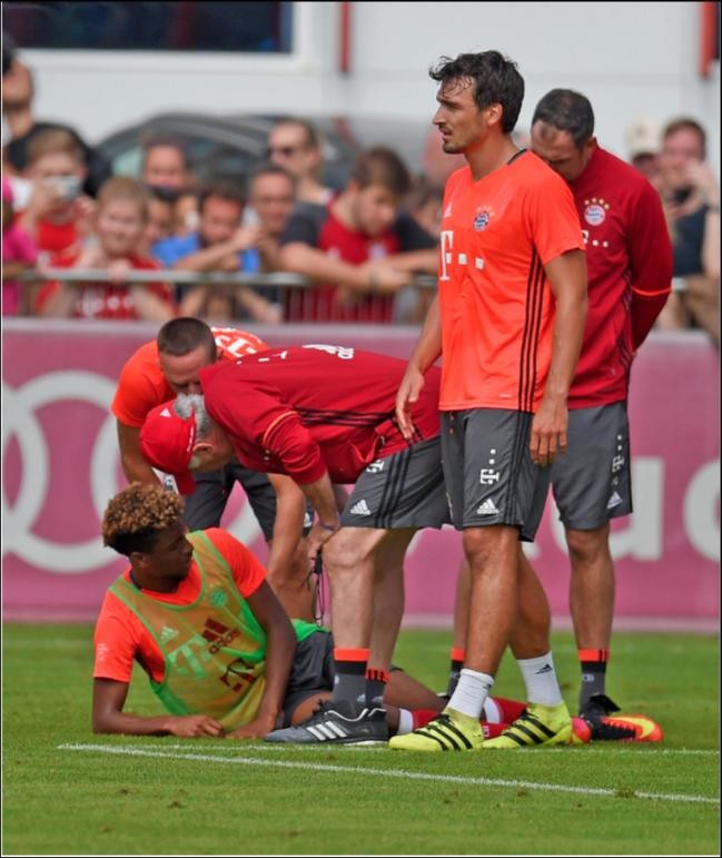 训练伤退,拜仁科曼被送出场