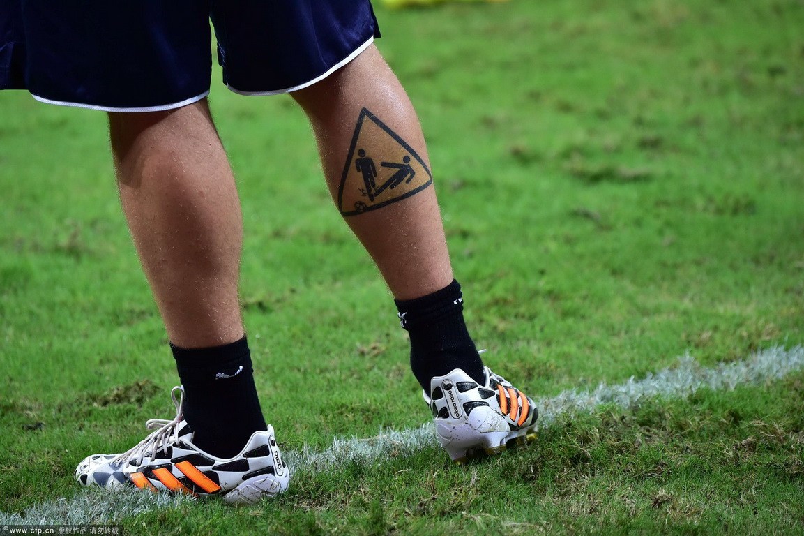 罗马官方:德罗西肌肉被撞伤