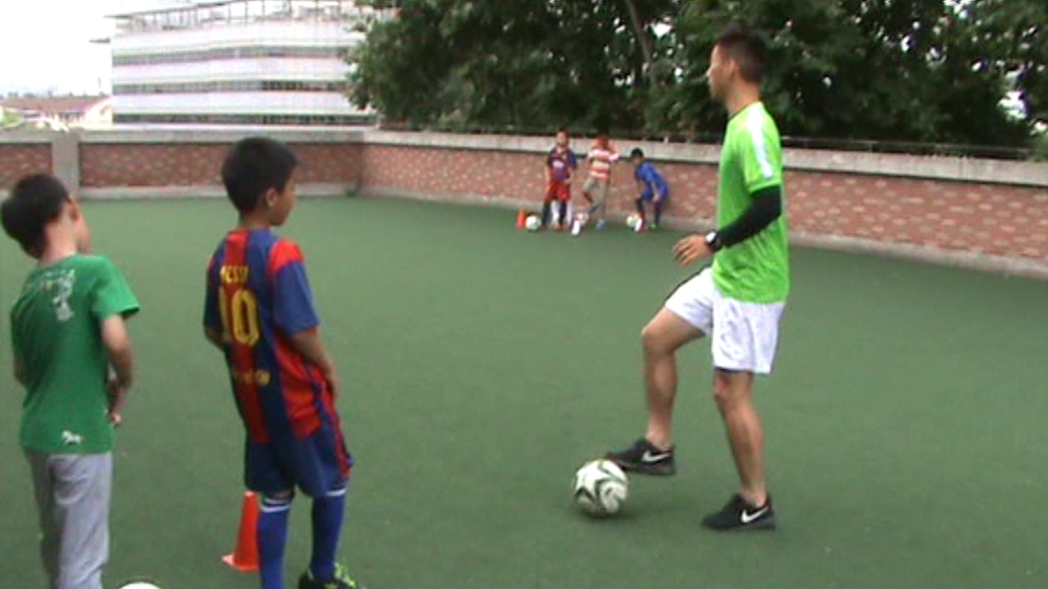走近校园足球--南京市孝陵卫中心小学足球训练