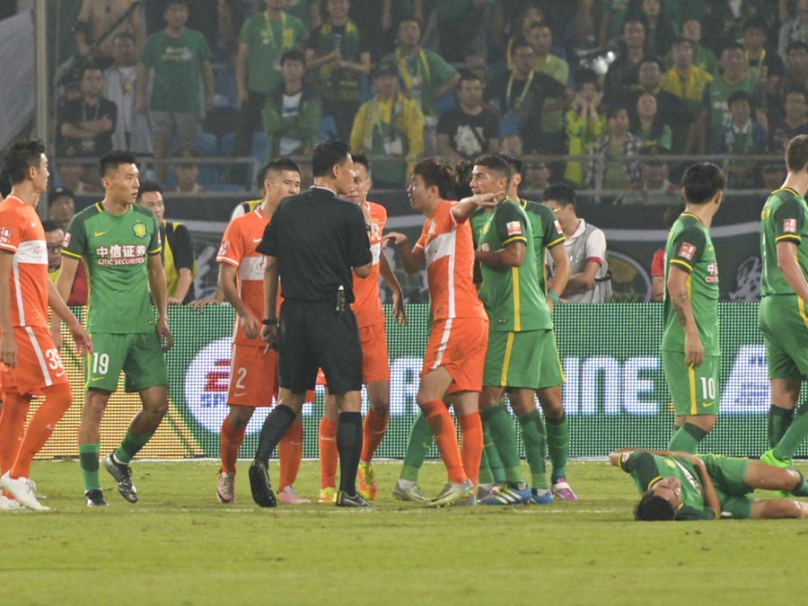 京鲁大战冲突过程:赛场安保秩序水平和球迷素