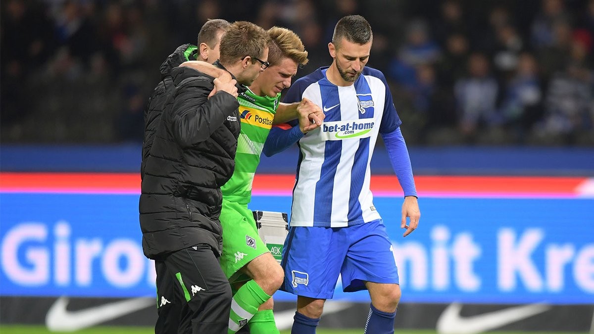 (图)赫尔曼在与赫塔队长伊比舍维奇的一次对抗中意外受伤,伊比与门兴