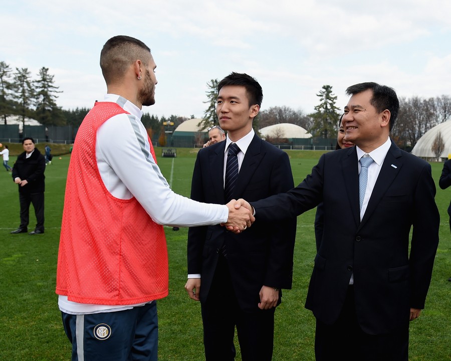 图集:张近东携张康阳探访国米训练,父子与主帅皮奥利合影