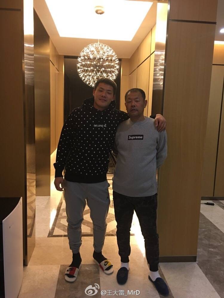 忆童年趣事,王大雷晒父子合照