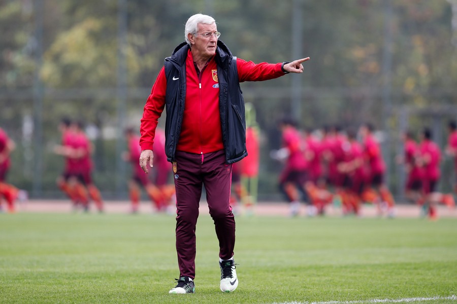 图集:国足中国杯首练,里皮场边认真指导