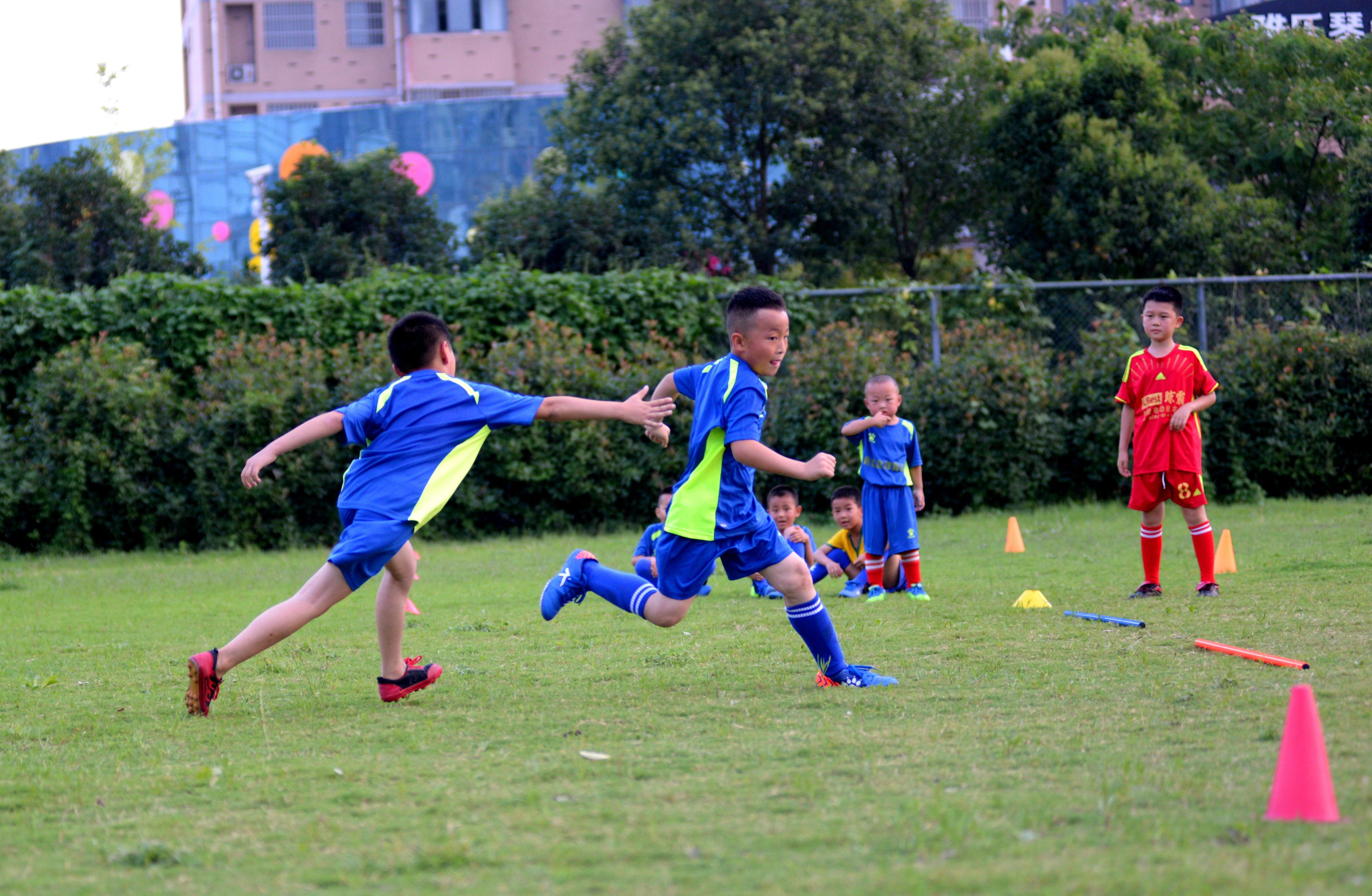 4个方法帮助你快速提高孩子的足球基本技术