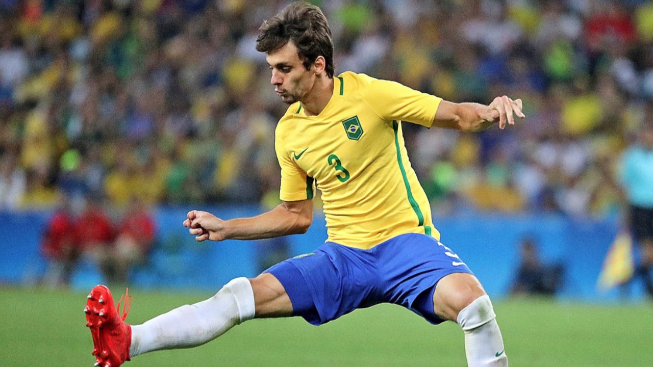 新闻正文 23岁的卡约是巴西最出色的年轻中卫之一