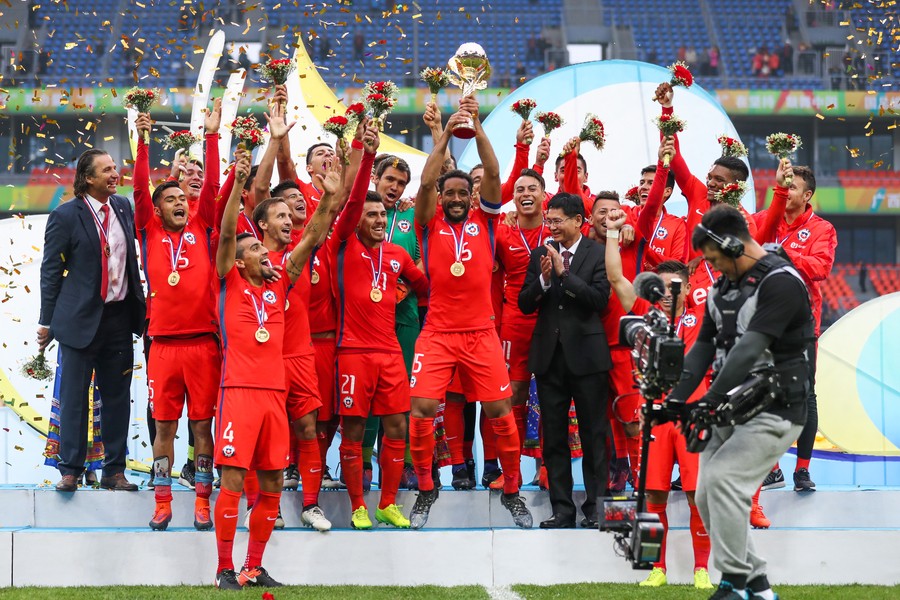 捧杯的图最有逼格  可是为何要把摄影大哥拍进去?