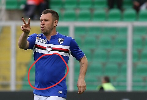 看你这肚子,多半跑到中场就不行了.[看不下去]