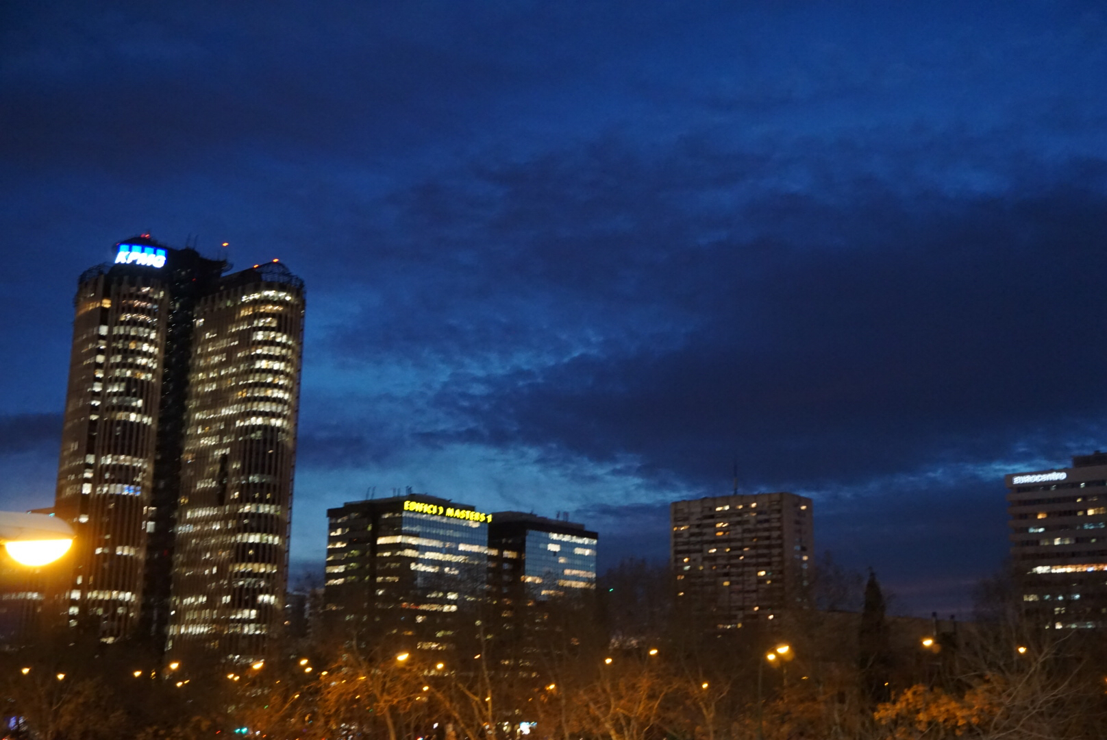 比赛结束时在伯纳乌拍的周边夜景,怀念在马德里有你陪伴的
