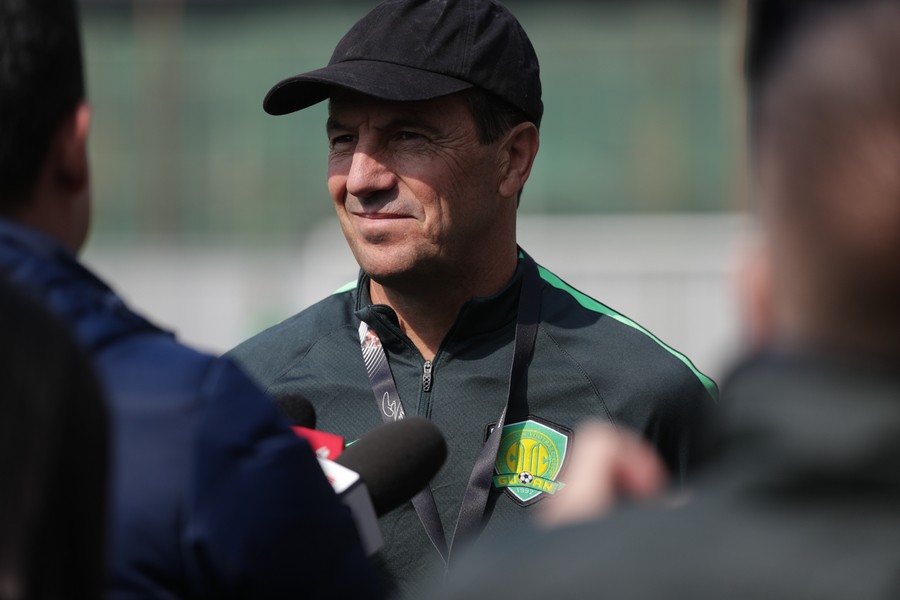 今天北京国安队进行了一堂公开训练课,结束后主教练何塞接受了媒体的