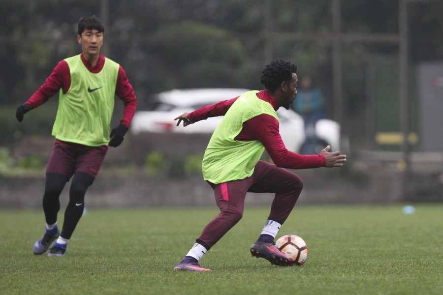 图集:备战首轮比赛,重庆力帆球员认真训练