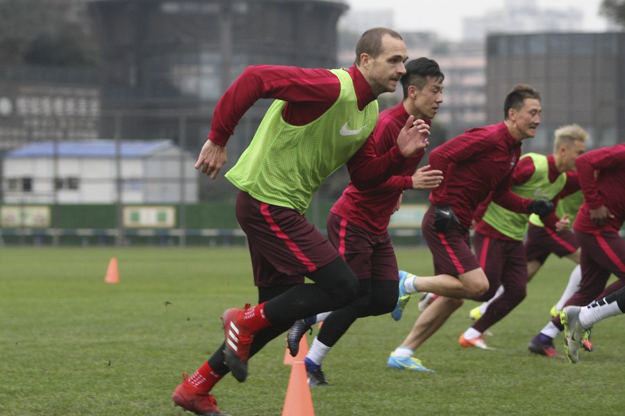 图集:备战首轮比赛,重庆力帆球员认真训练