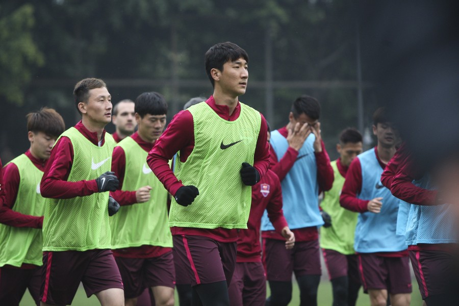 图集:备战首轮比赛,重庆力帆球员认真训练