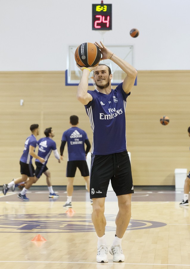 贝尔这小腿肌肉[看不下去][看不下去][看不下去]