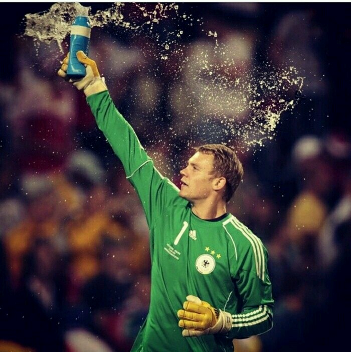 不只是一位门将,诺伊尔31岁生日快乐!