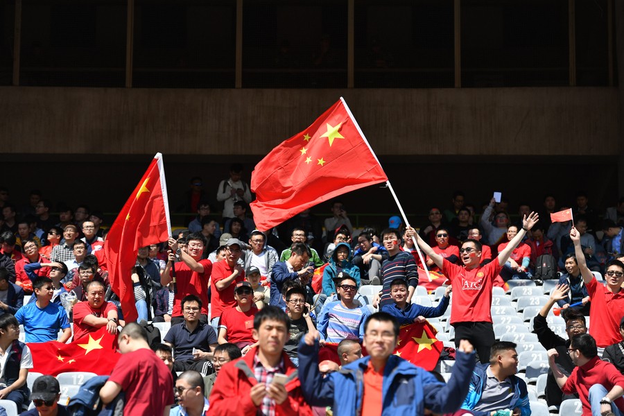 图集:远征球迷助威国足,看台红旗招展