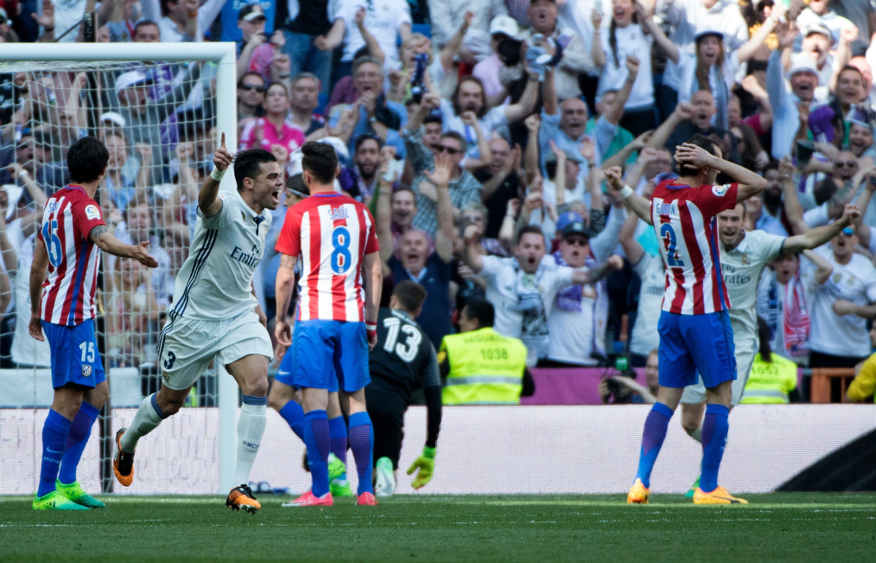 上半场比赛,c罗的一次打门越过了奥布拉克的十指关却被萨维奇门线救险